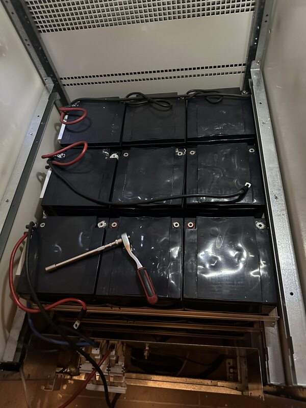 Nafouklé UPS baterie ve battery boxu po přehřátí a stárnutí