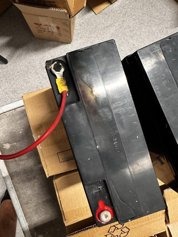 Přehřátý a zoxidovaný kontakt UPS baterie