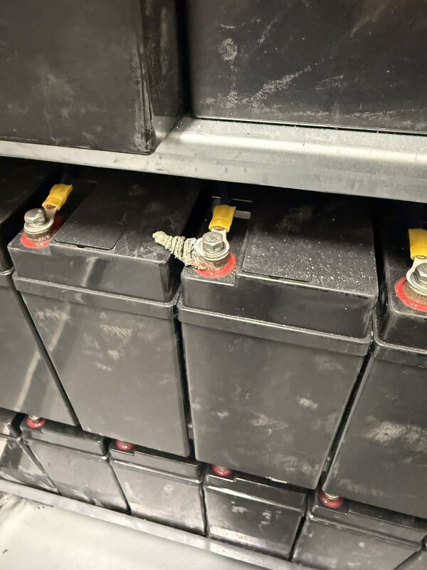 Zkorodovaný kontakt UPS baterie a oxidace bateriového spoje